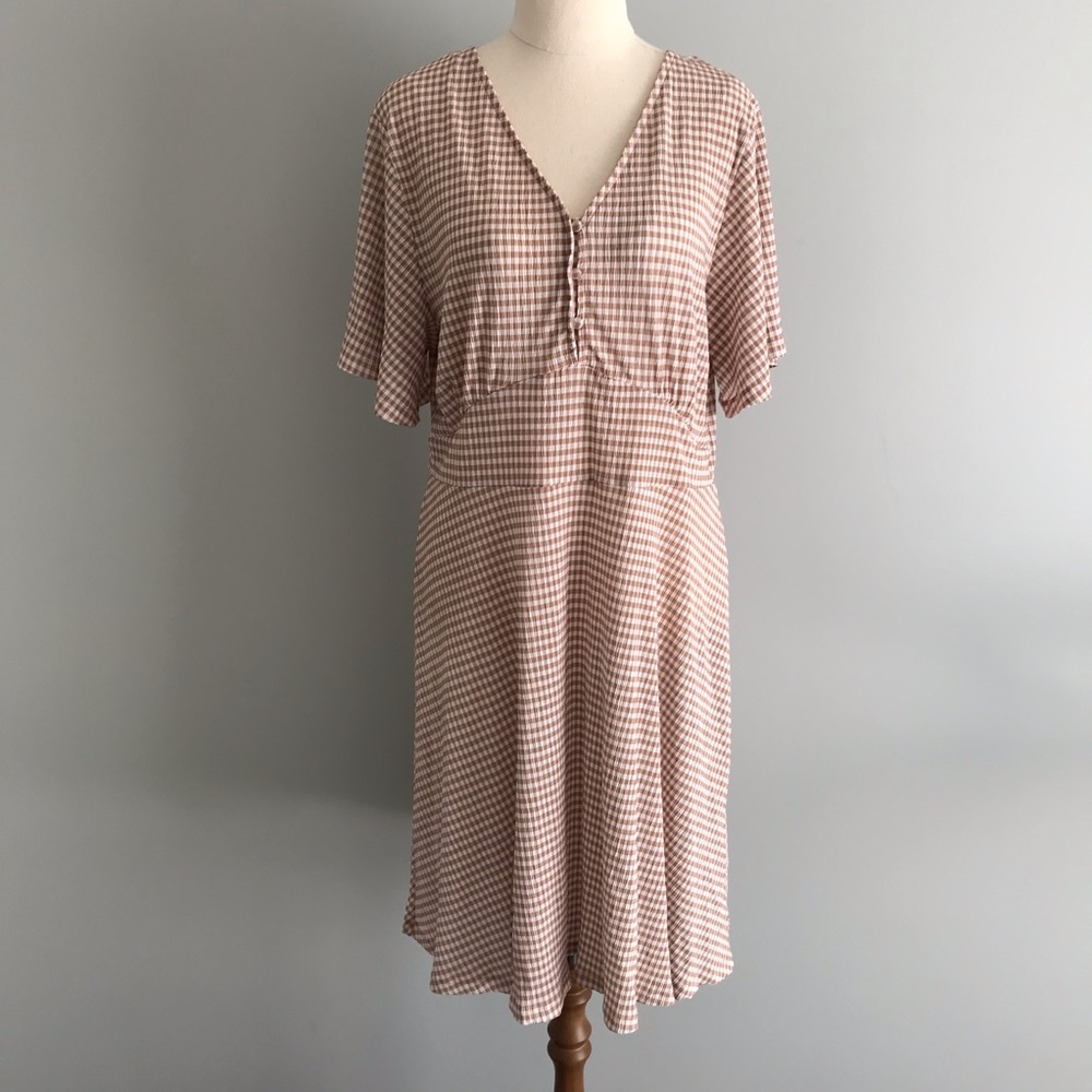 &ME Checked Crinkled Tea Dress Button Front Tan & White Flutter Sleeve - Picture 3 of 13